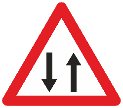 Circulation admise dans les deux sens après une section de chaussée à sens unique